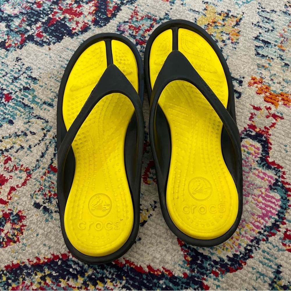 Crocs Athens Flip Flops Yellow Black Mens 11 Unisex Sandal Comfort - Picture 1 of 6